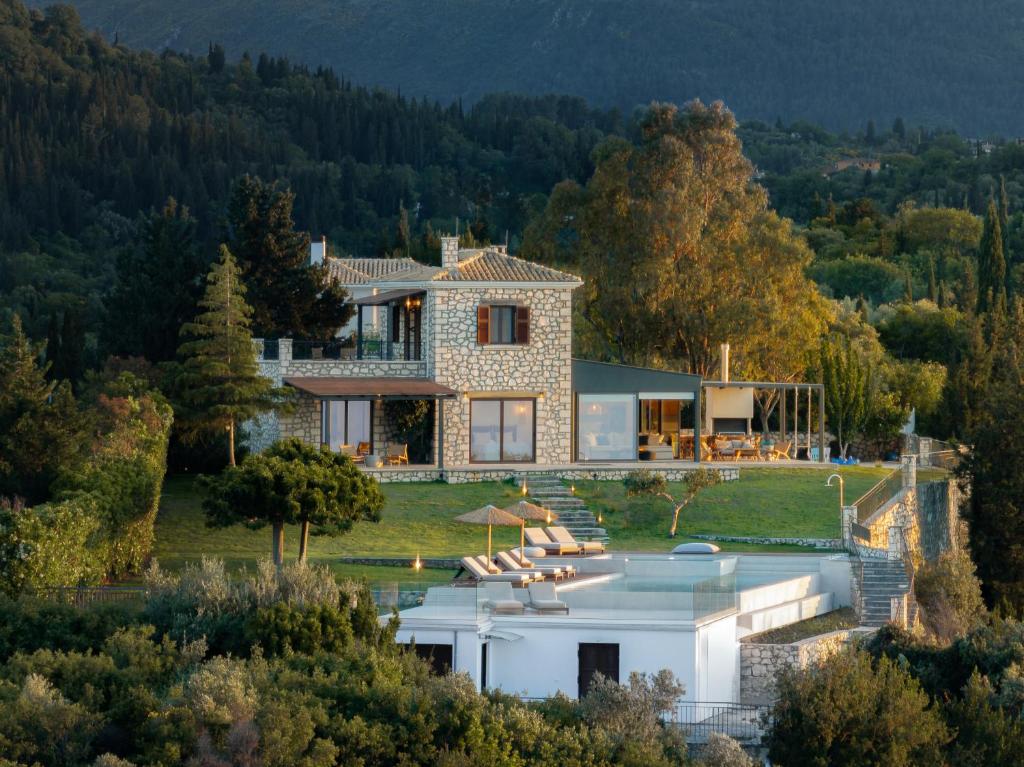 een luchtfoto van een huis met een zwembad bij Anemones Villas by Omikron Selections in Spanokhórion