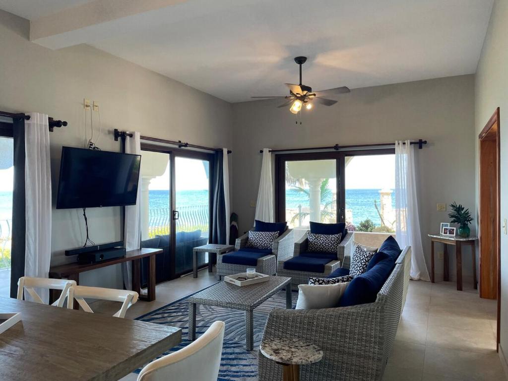 TV a/nebo společenská místnost v ubytování West End Ocean Front Condo& Pool