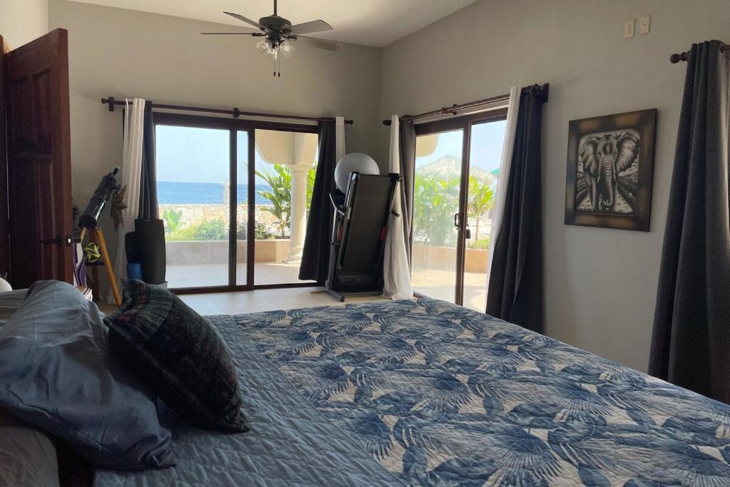 Postel nebo postele na pokoji v ubytování West End Ocean Front Condo& Pool