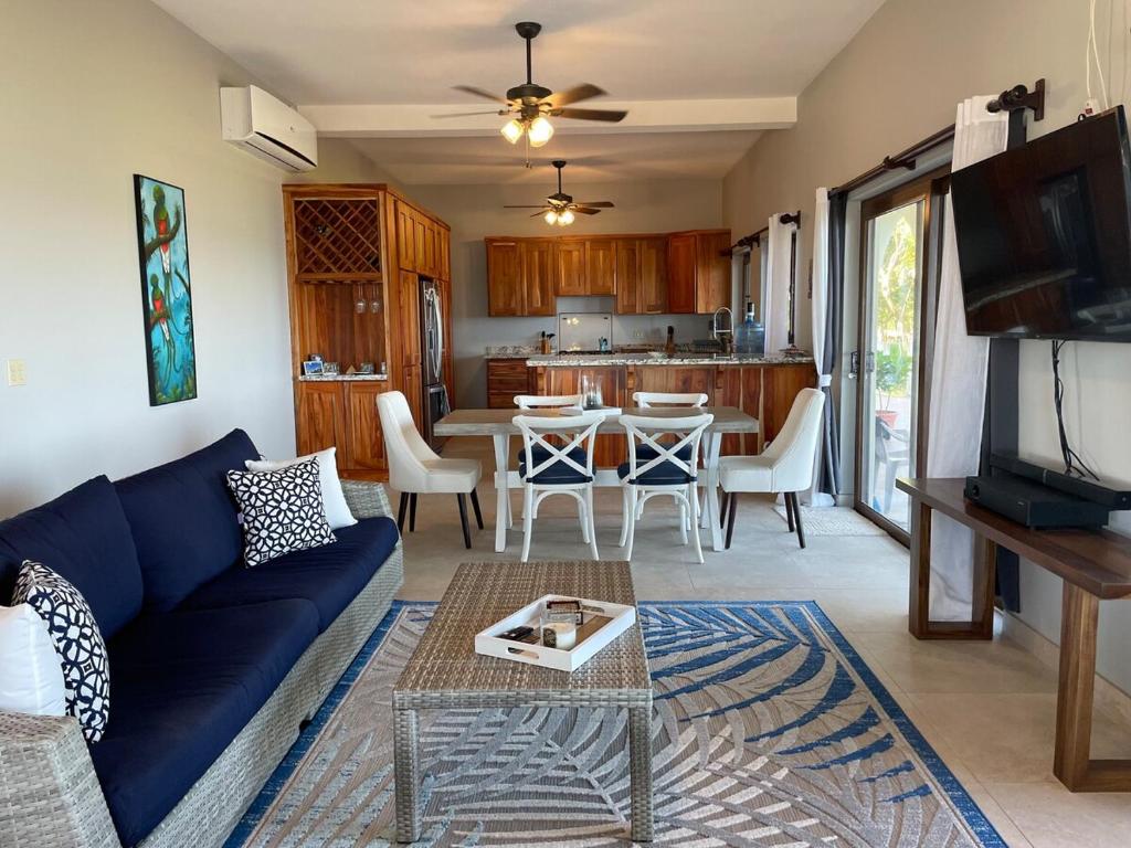 Posezení v ubytování West End Ocean Front Condo& Pool