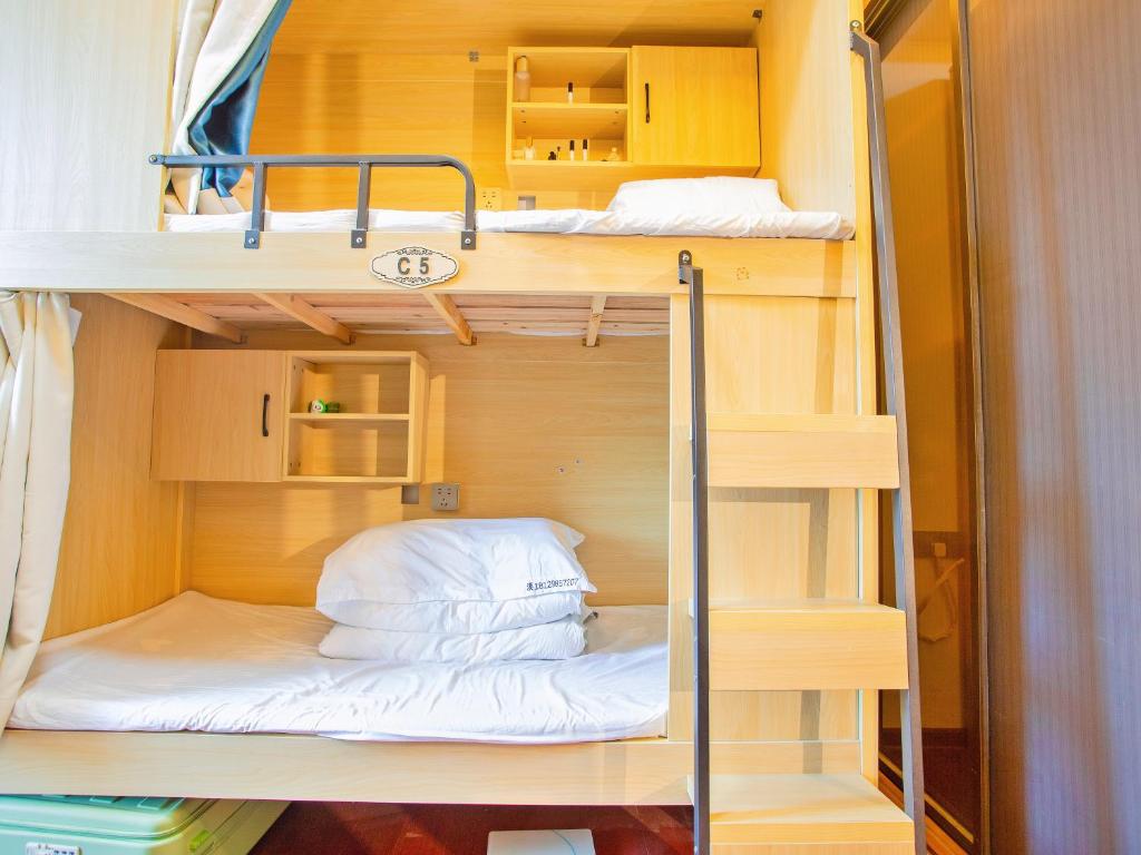 Palanda nebo palandy na pokoji v ubytování Yiweidu Ladies Space Capsule Youth Apartment