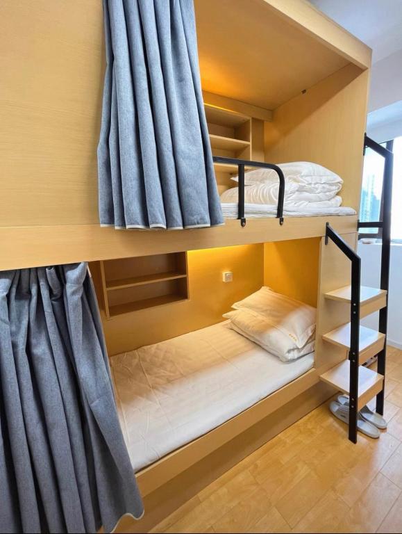 Postel nebo postele na pokoji v ubytování Yiweidu Ladies Space Capsule Youth Apartment