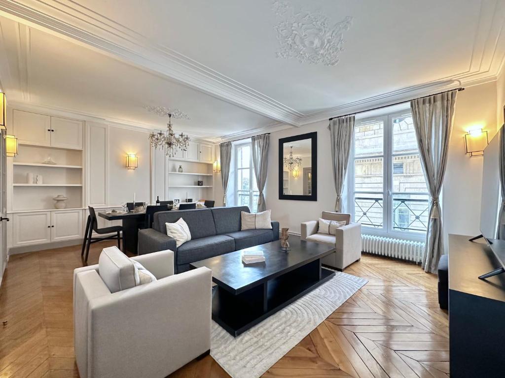 un salon avec un canapé et une table dans l'établissement Luxembourg Garden Premium Family flat, à Paris