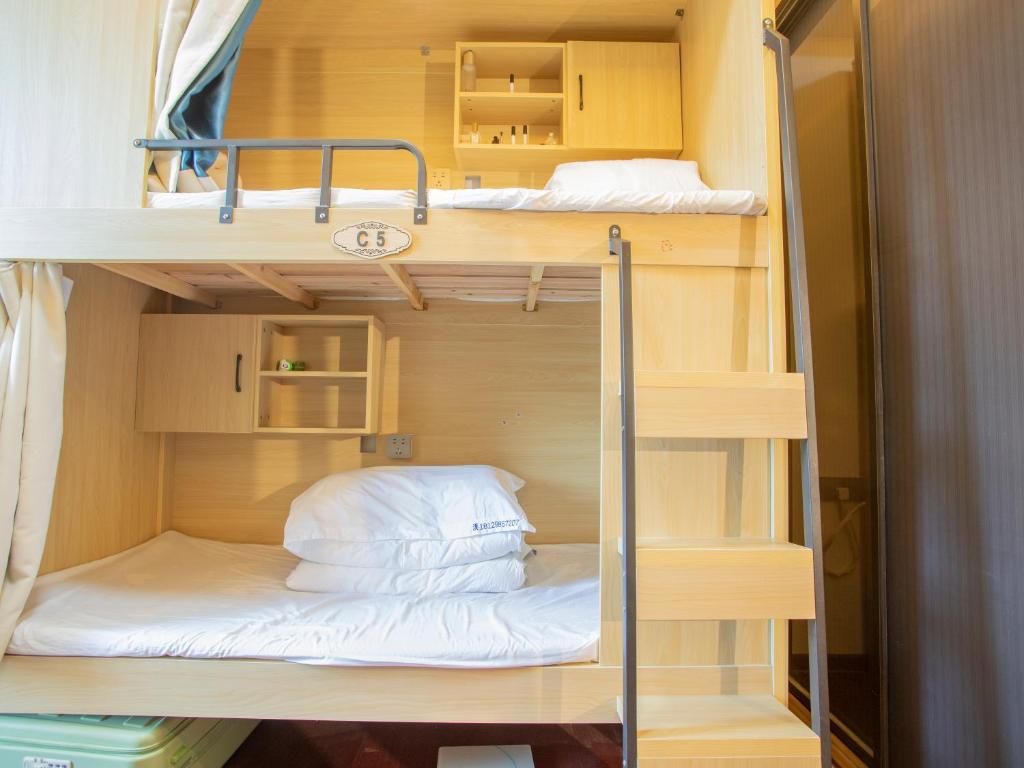 Palanda nebo palandy na pokoji v ubytování Yiweidu Ladies Space Capsule Youth Apartment