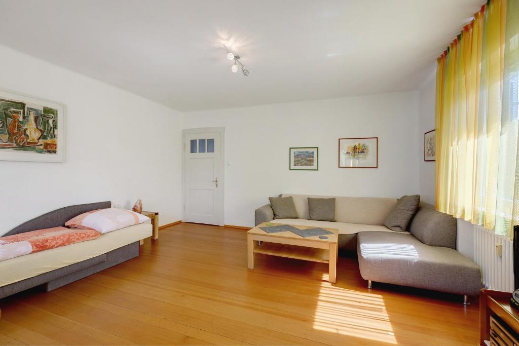 Ein Bett oder Betten in einem Zimmer der Unterkunft Ferienwohnung Kleeblatt