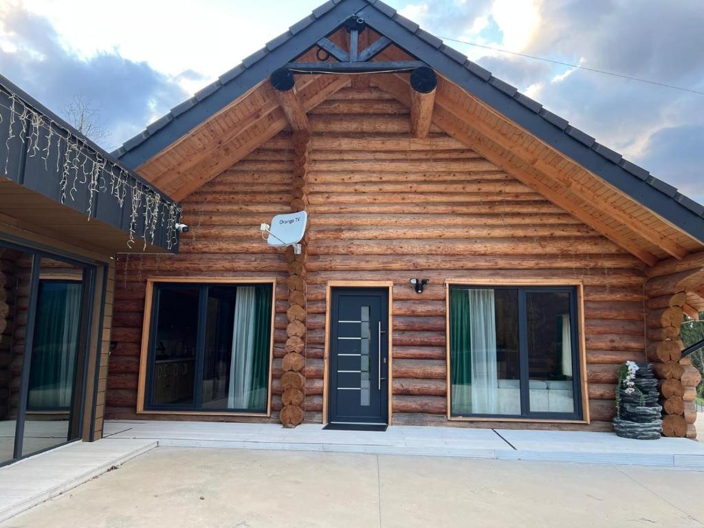 Budova, kde se chata nachází