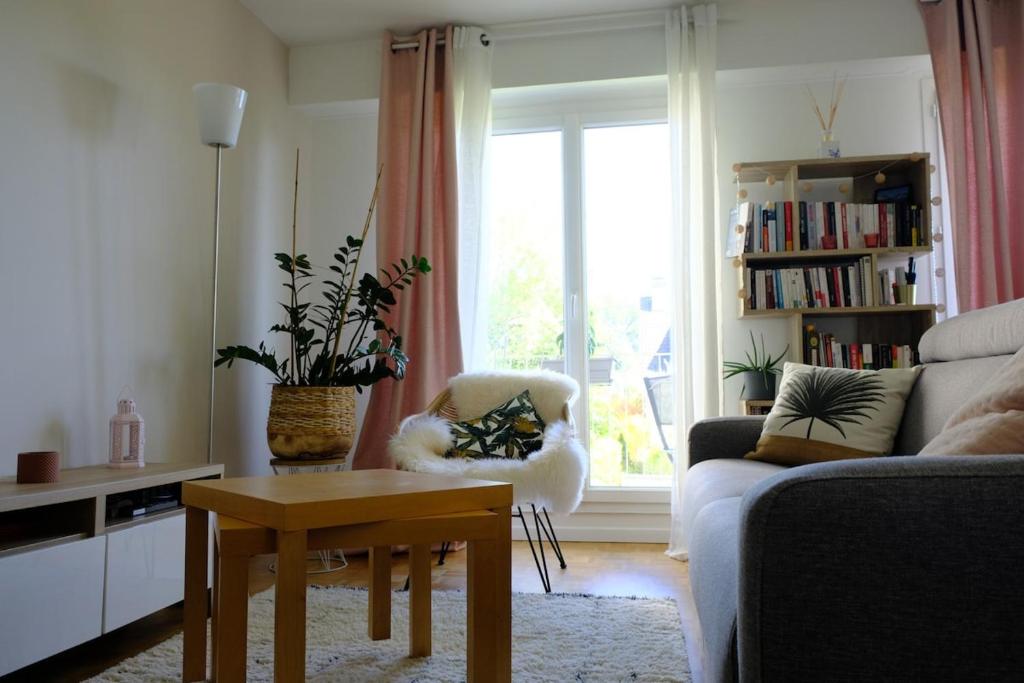 un salon avec un canapé et une table dans l'établissement Cozy 2-room apartment between Paris & Versailles, à Viroflay