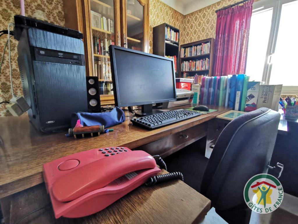 Telewizja i/lub zestaw kina domowego w obiekcie Le janabel