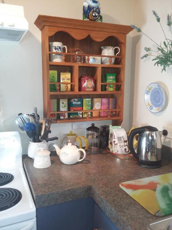 Kuchyň nebo kuchyňský kout v ubytování Bumblebee Cottage