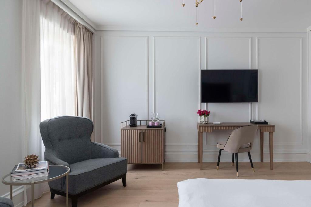 TV a/nebo společenská místnost v ubytování Grand Hotel Oslo