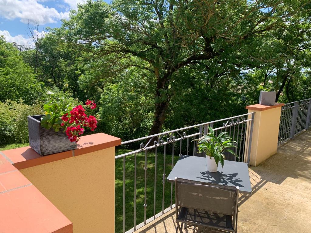 Balkón nebo terasa v ubytování Gite de campagne - Vue jardin- Piscine