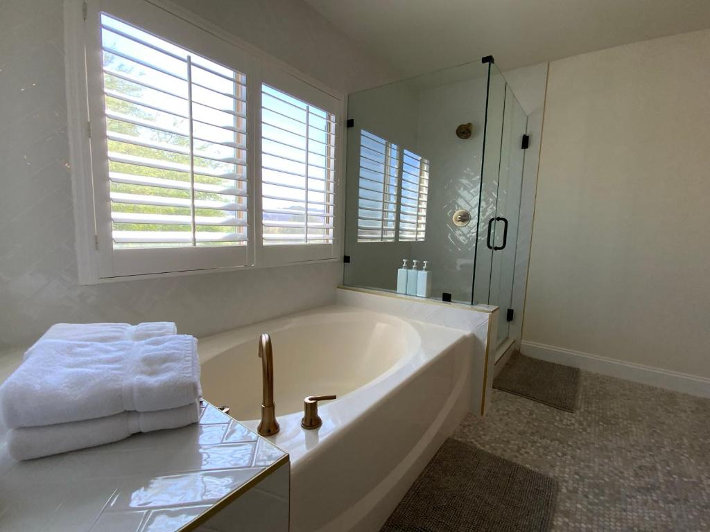Koupelna v ubytování Buddha Gem, Central 6 Bed Room Luxury Home with Pool Hot Tub Game Room and much more
