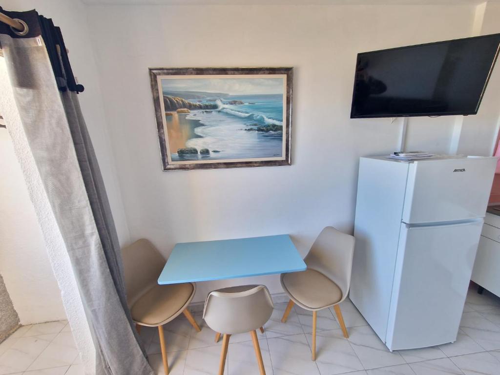 Televízia a/alebo spoločenská miestnosť v ubytovaní APARTAMENTO BLUE SEA