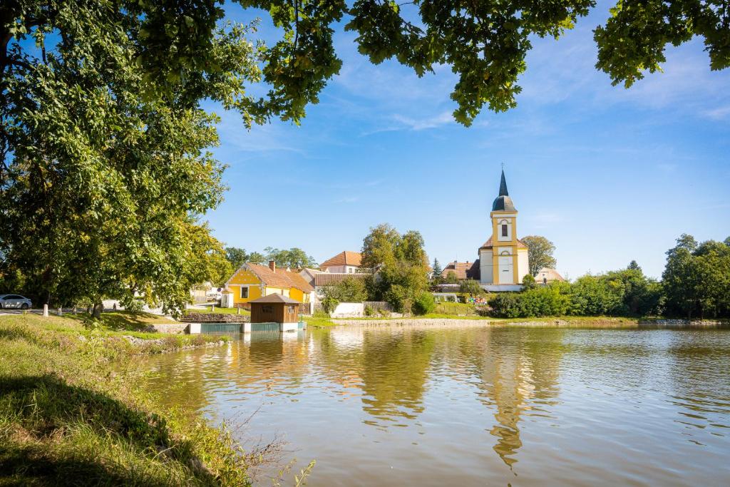 Výhled na řeku, která protéká v blízkosti penzionu