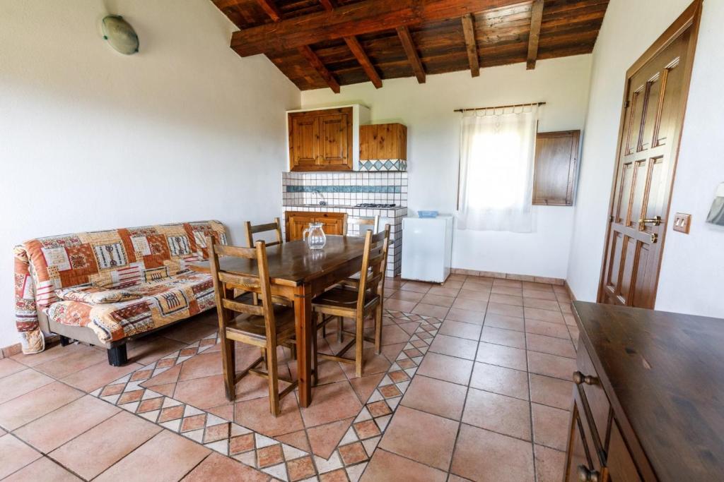 A kitchen or kitchenette at b Giagumeddu 06A Bilo
