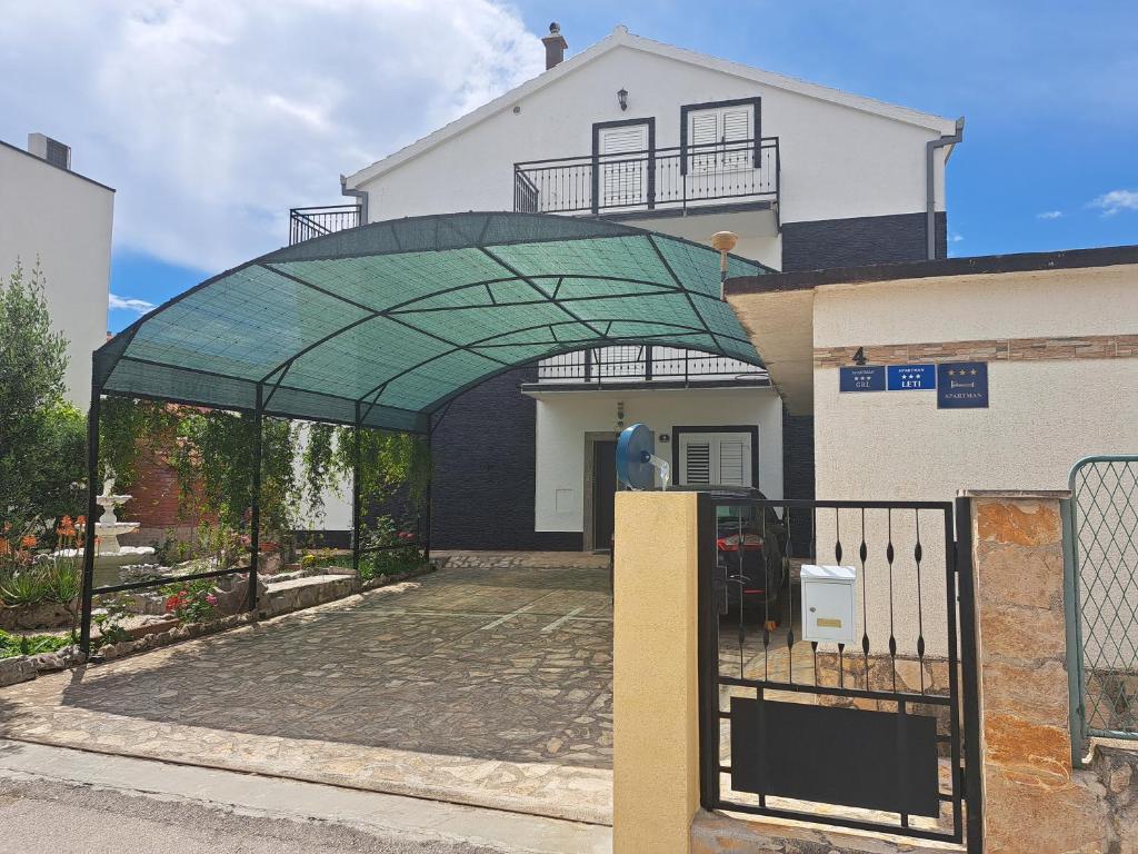 Budova, v ktorej sa apartmán nachádza