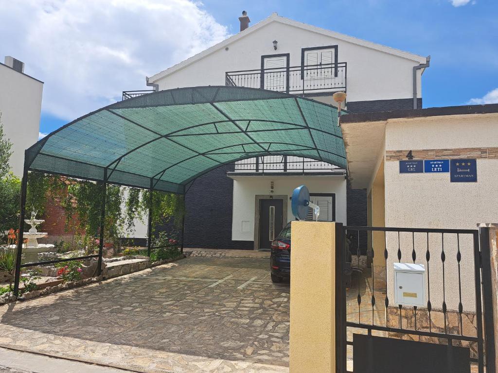 Budova, v ktorej sa apartmán nachádza