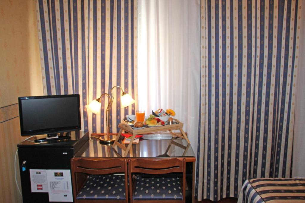 Televízia a/alebo spoločenská miestnosť v ubytovaní Albergo Ristorante Leon d'Oro