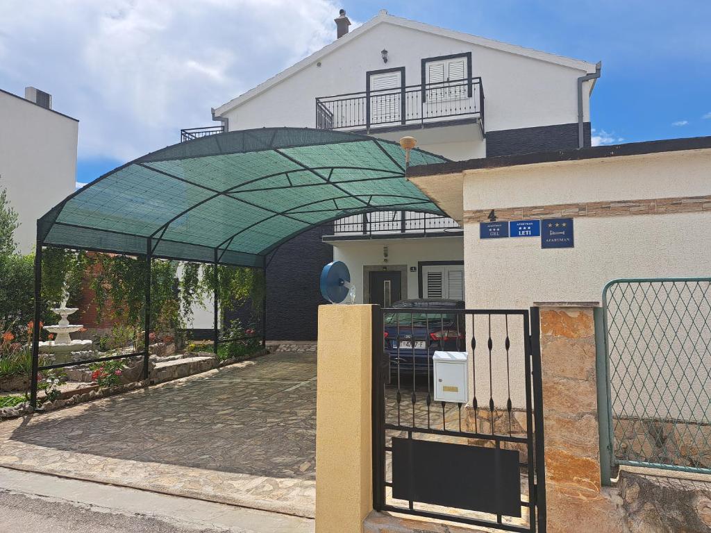 Budova, kde se apartmán nachází