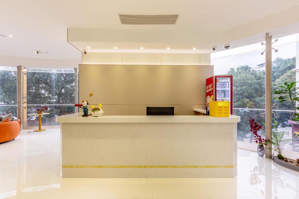 Vstupní hala nebo recepce v ubytování CMAX Hotel Guangzhou International Convention and Exhibition Center Luoxi Subway Station Branch