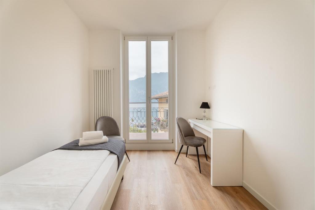 Postel nebo postele na pokoji v ubytování GARDA LIVING APARTMENTS Torbole