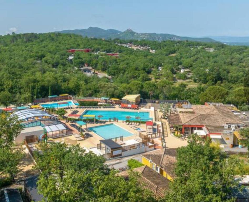 eine Draufsicht auf einen Swimmingpool in einem Resort in der Unterkunft Mobilhome 6 places Domaine de Chaussy in Lagorce