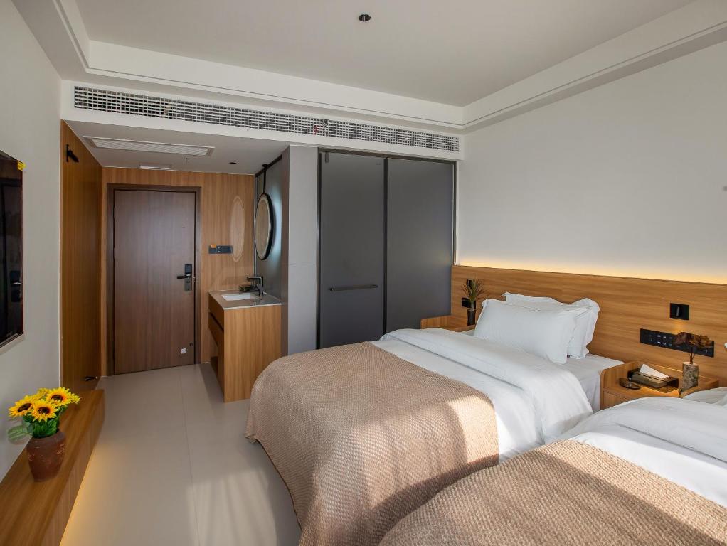Postel nebo postele na pokoji v ubytování Fenghuang County Jiduo Intelligent Hotel