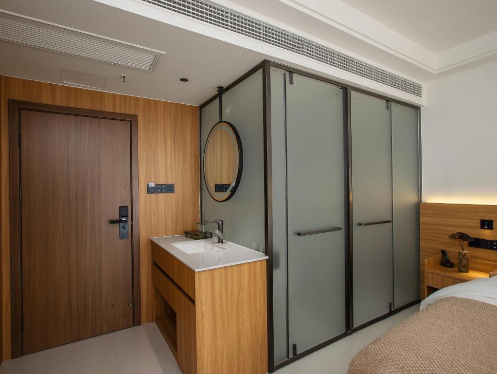 Postel nebo postele na pokoji v ubytování Fenghuang County Jiduo Intelligent Hotel