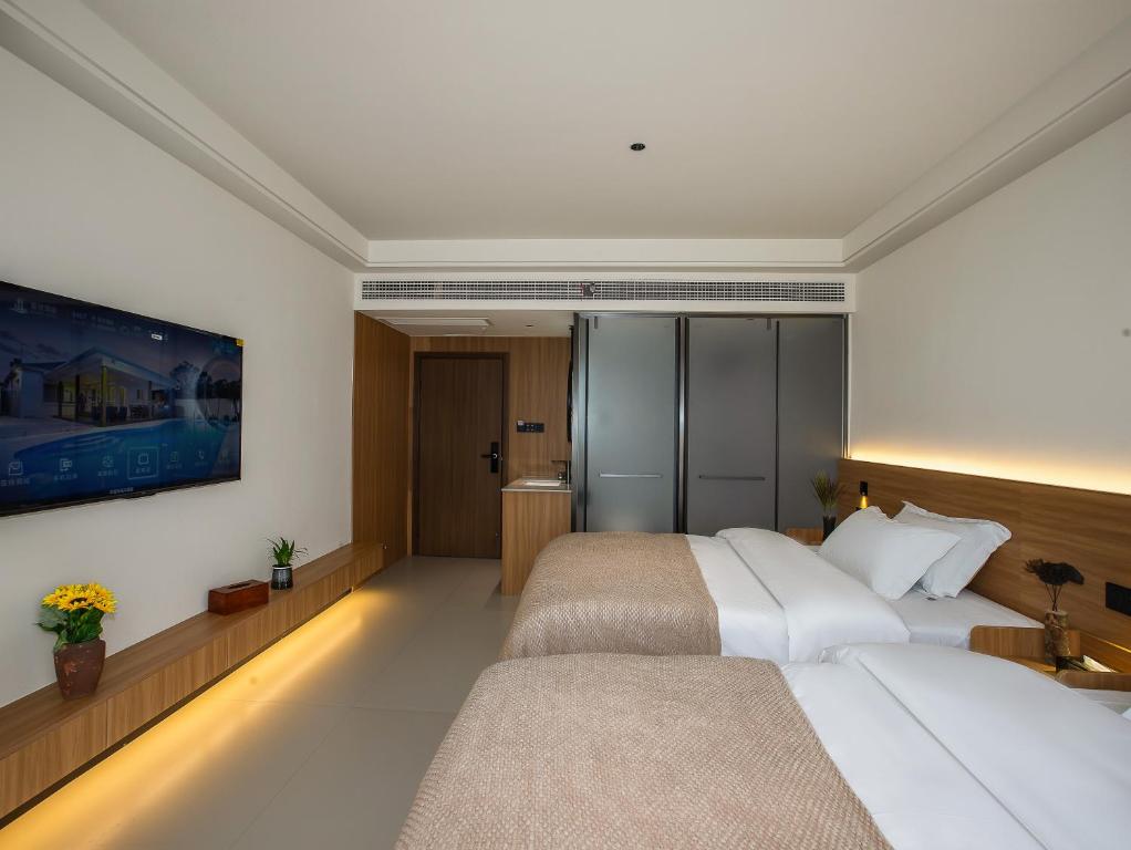 Postel nebo postele na pokoji v ubytování Fenghuang County Jiduo Intelligent Hotel