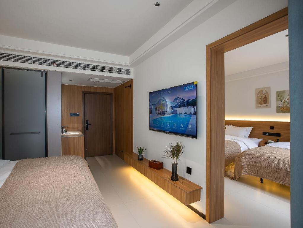 Postel nebo postele na pokoji v ubytování Fenghuang County Jiduo Intelligent Hotel