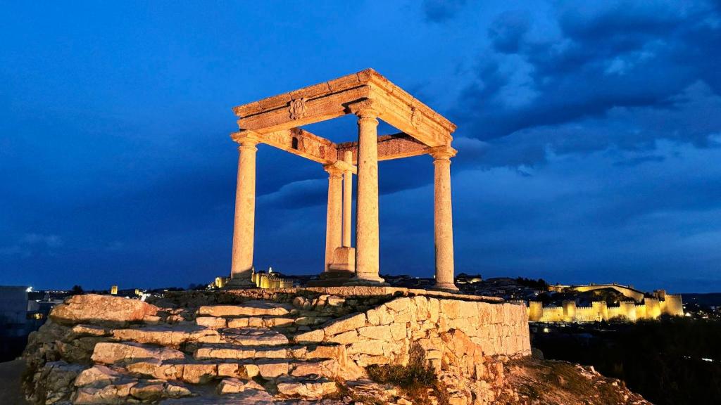un antiguo monumento en la cima de una montaña en Hotel Sercotel Cuatro Postes, en Ávila