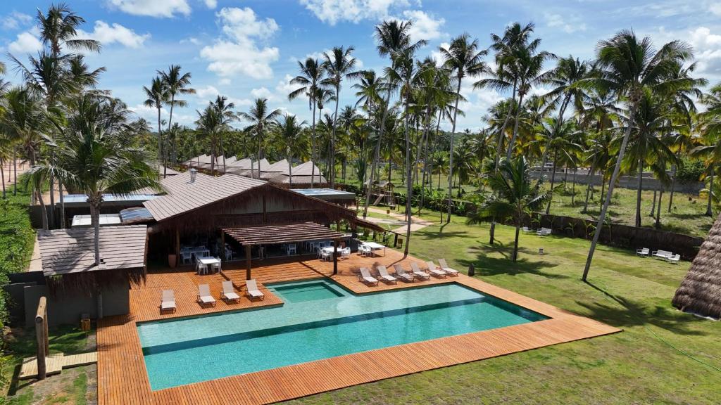 eine Luftaufnahme eines Resorts mit Swimmingpool in der Unterkunft Naca Boutique Hotel in Pôrto de Pedras