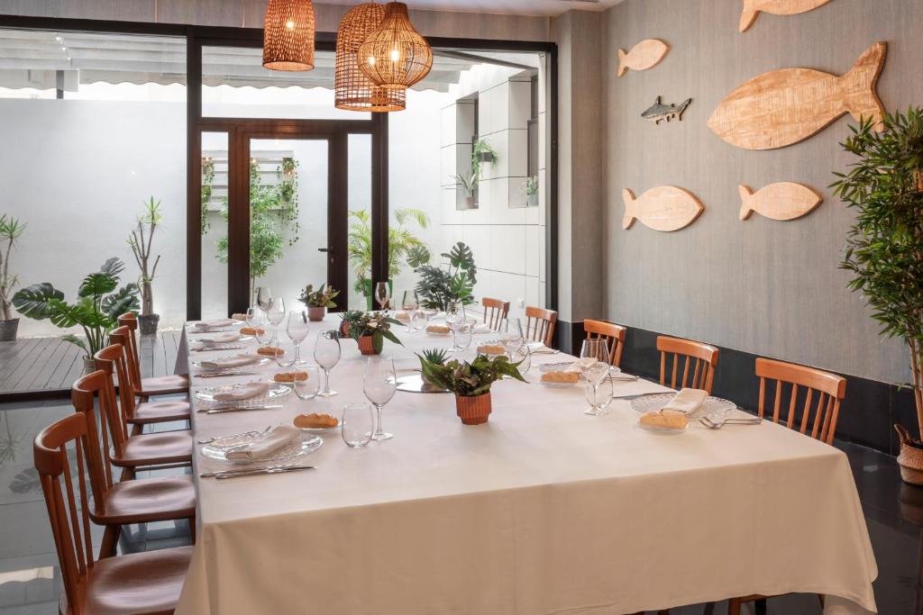 a dining room with a long table and chairs at Catalonia Málaga in Málaga