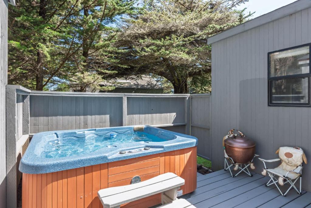 una vasca idromassaggio sul terrazzo di una casa di Cozy Sea Ranch Family Home with Hot Tub a Sea Ranch