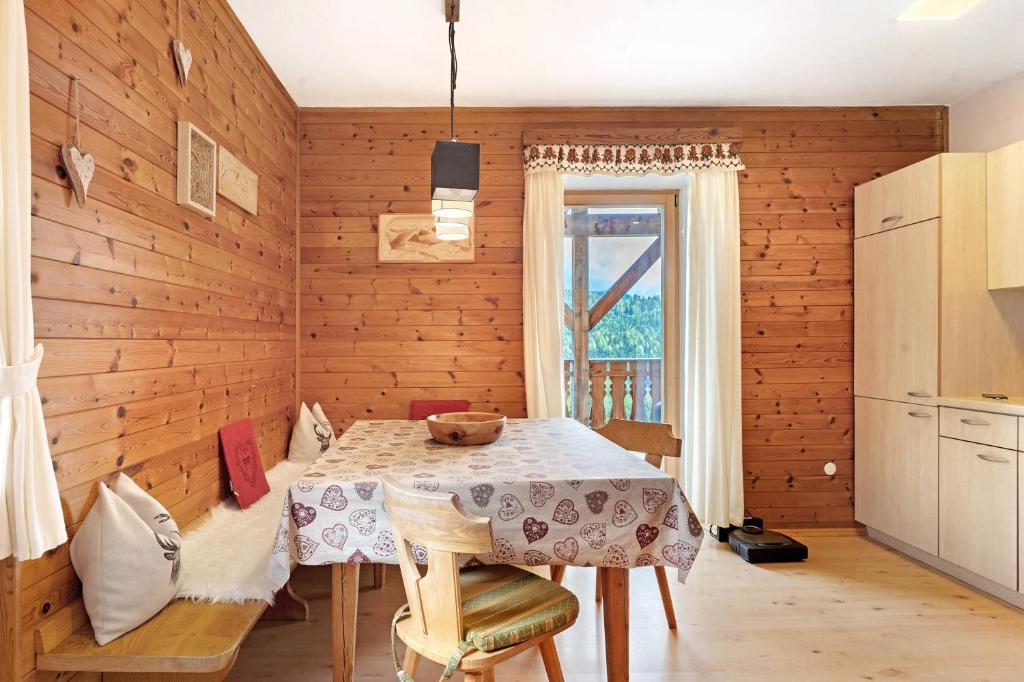 jadalnia ze stołem i oknem w obiekcie Huanzhof Ferienwohnung Schwarzhorn w mieście Aldino