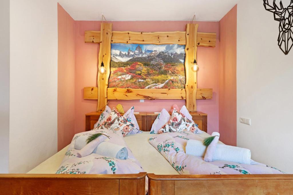 Łóżko lub łóżka w pokoju w obiekcie Huanzhof Ferienwohnung Schwarzhorn