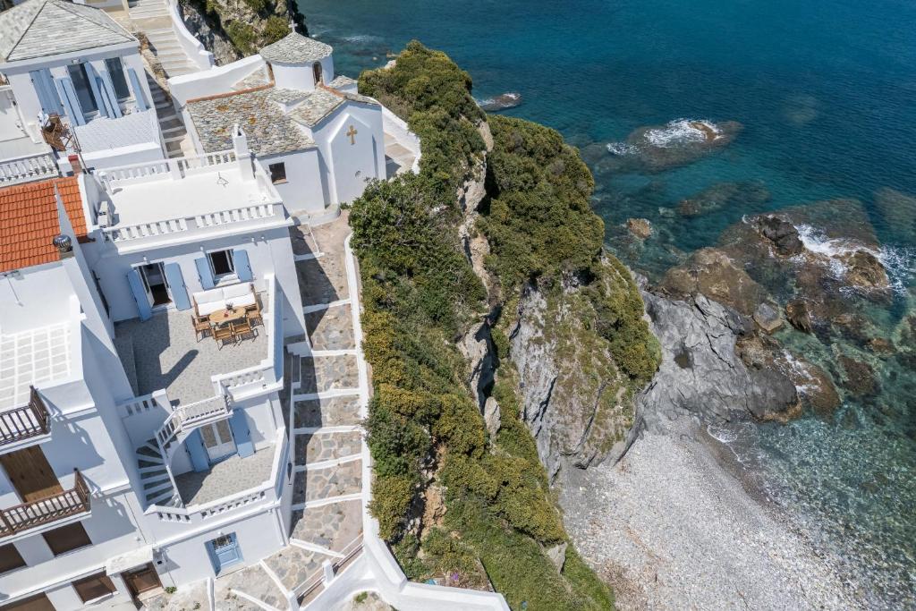 スコペロスにあるVilla Skopelitaの家屋と海の空の景色