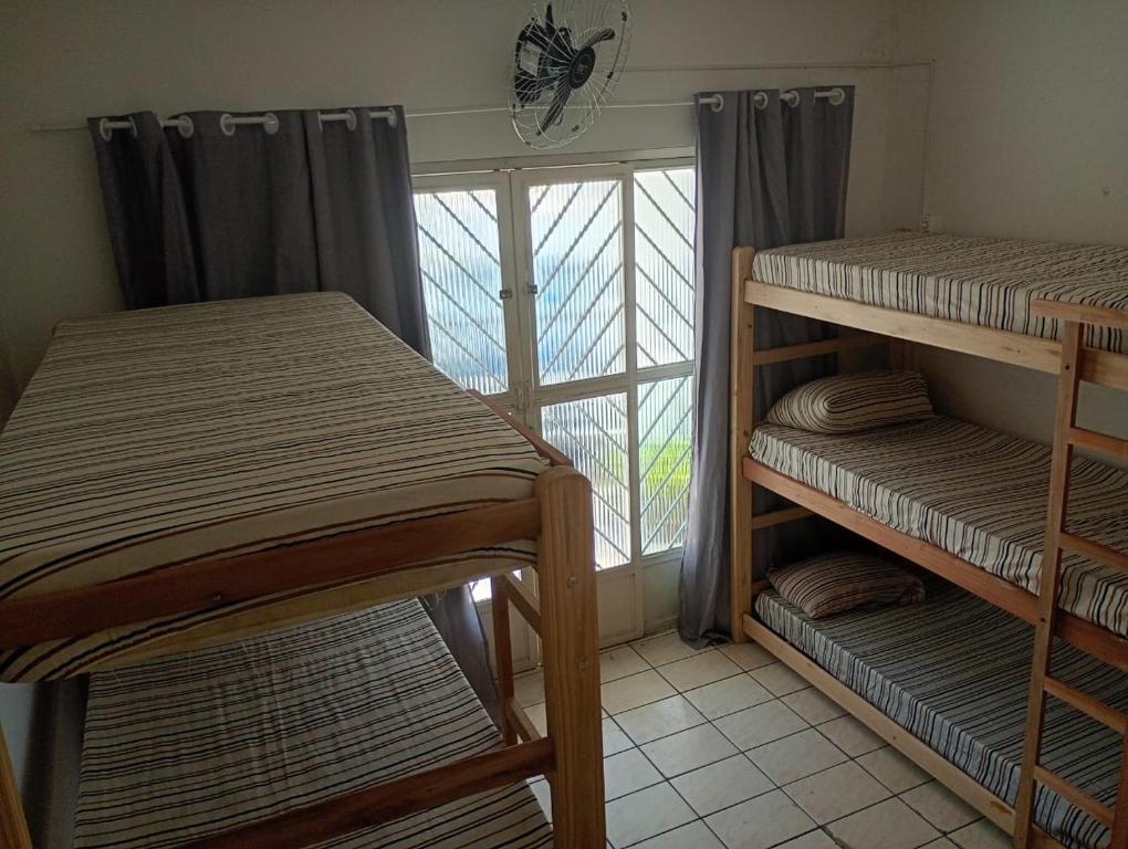 une chambre avec deux lits superposés et une fenêtre dans l'établissement Pousada Recanto Alto da Boa Vista, à Cachoeira Paulista