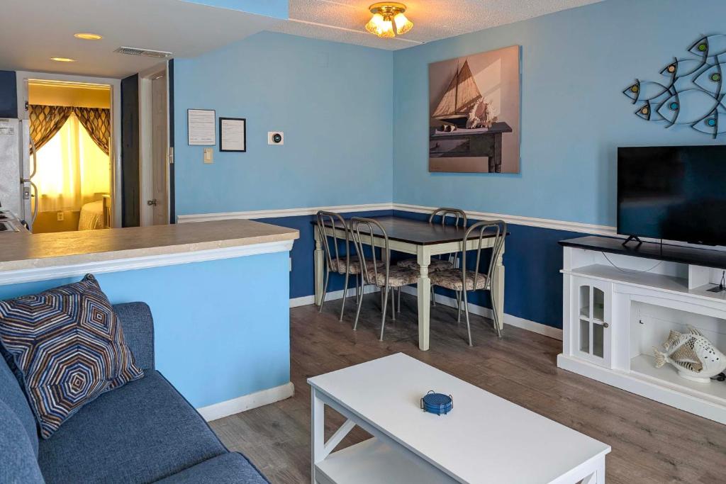 TV a/nebo společenská místnost v ubytování Coastal Condo with Pool, 1 Block to Wildwood Beach!