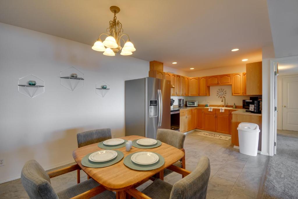 Kuchyň nebo kuchyňský kout v ubytování Waterfront PNW Escape with Deck and Beach Access!