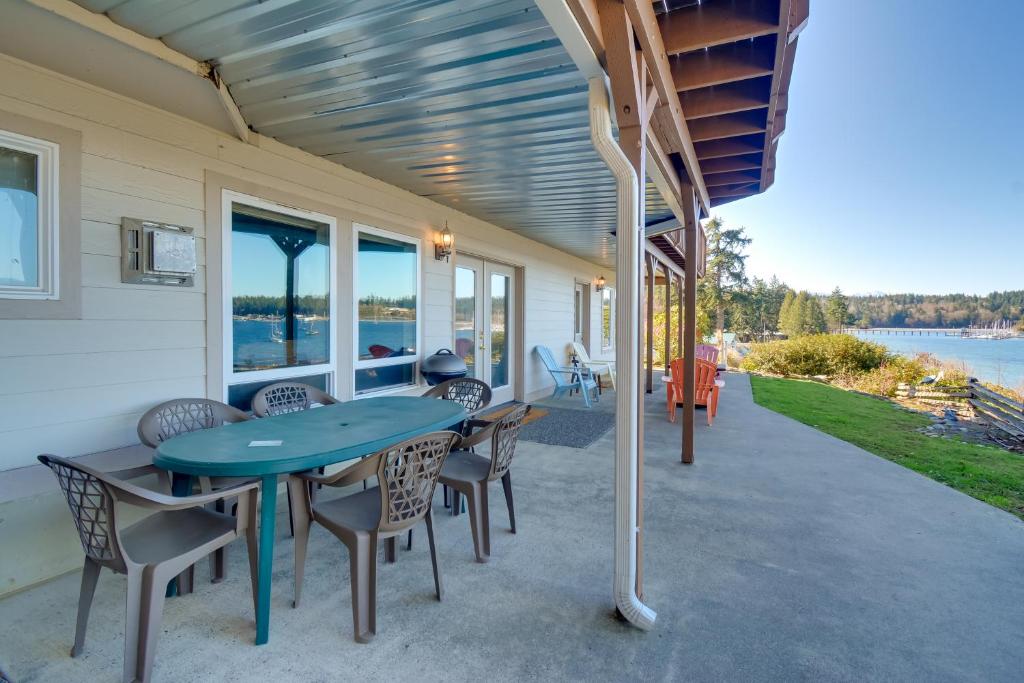 Balkón nebo terasa v ubytování Waterfront PNW Escape with Deck and Beach Access!