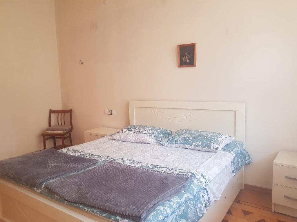 Postel nebo postele na pokoji v ubytování HOTEL Shaumiani