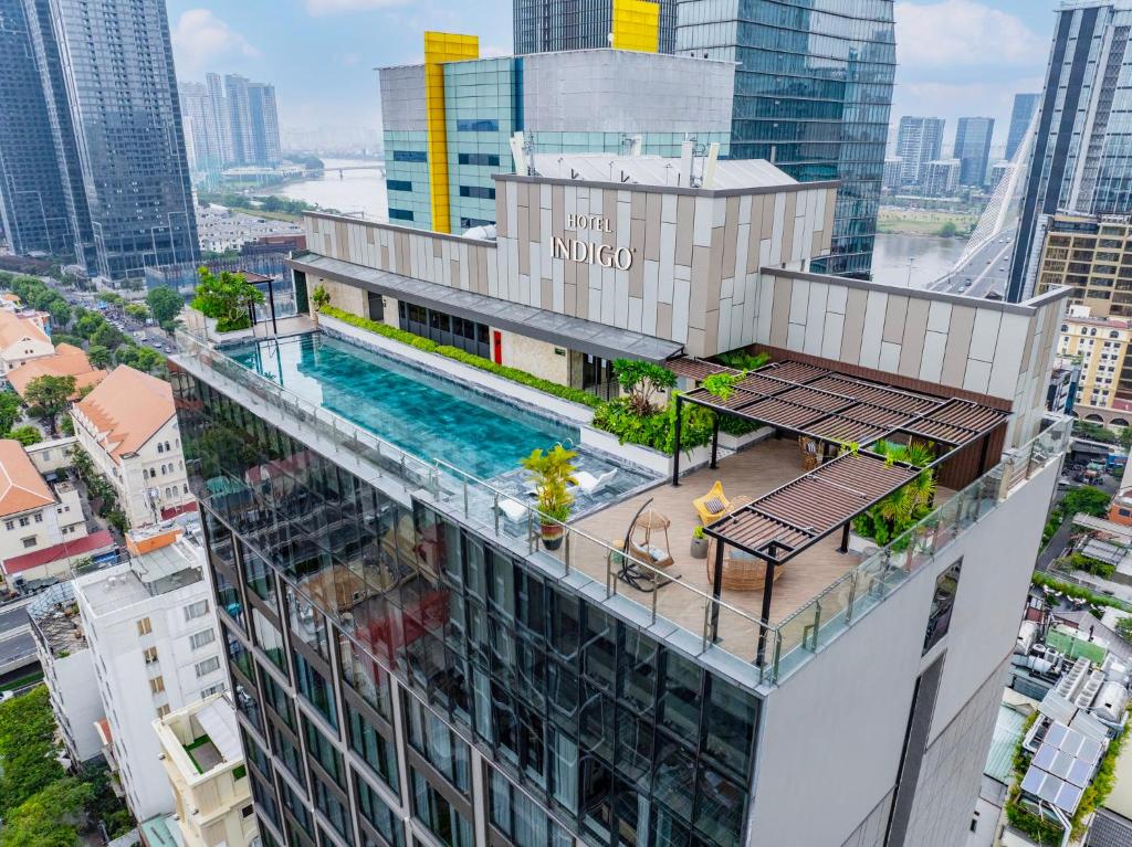 胡志明市Hotel Indigo Saigon the City by IHG的带游泳池的建筑的俯视图