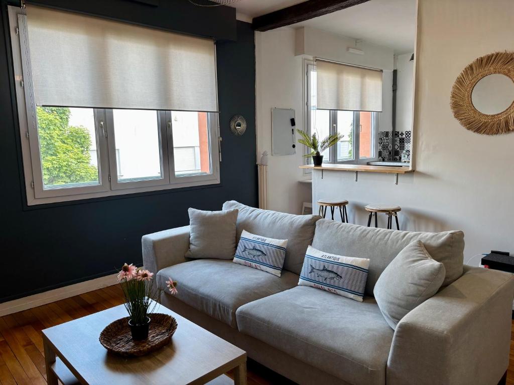 un salon avec un canapé et deux fenêtres dans l'établissement Ty Foch, à Lorient