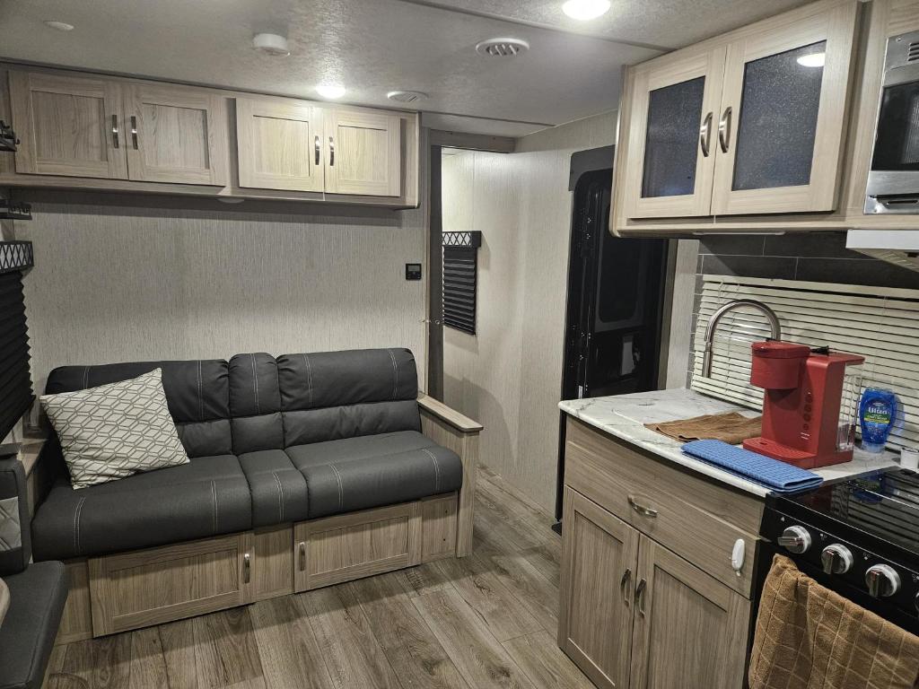 Kuchyň nebo kuchyňský kout v ubytování Freedom Express RV