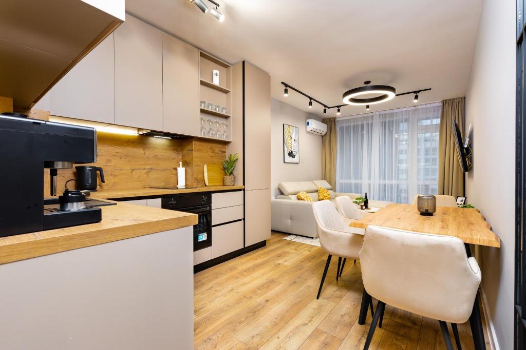 Dapur atau dapur kecil di 1BR Modern and Cozy Apartment with Free Street Parking