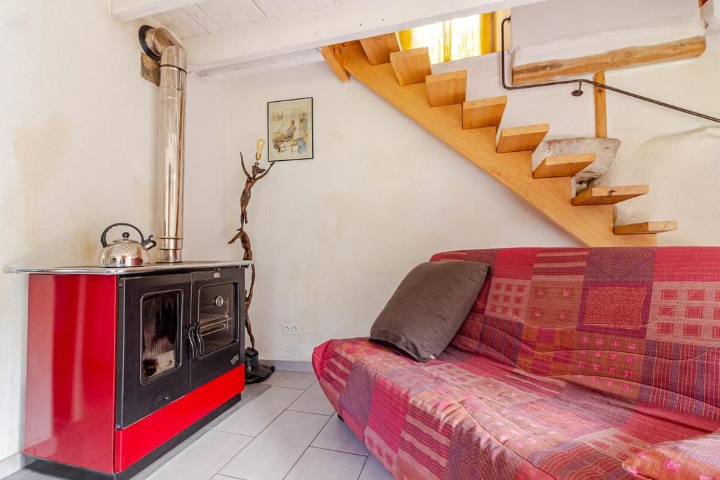 Posezení v ubytování Maisonnette dans un écrin de pierre et de verdure