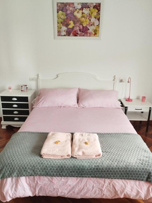 sypialnia z łóżkiem i dwoma ręcznikami na nim w obiekcie Villa Rica House w mieście Negreira