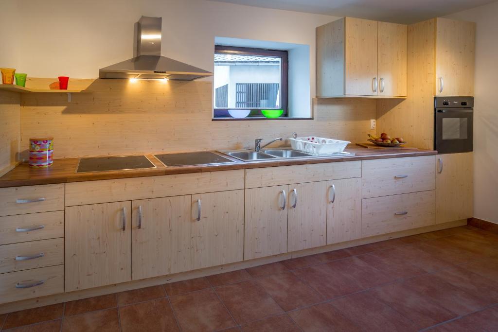 Kuchyň nebo kuchyňský kout v ubytování 1A Adventure Hostel