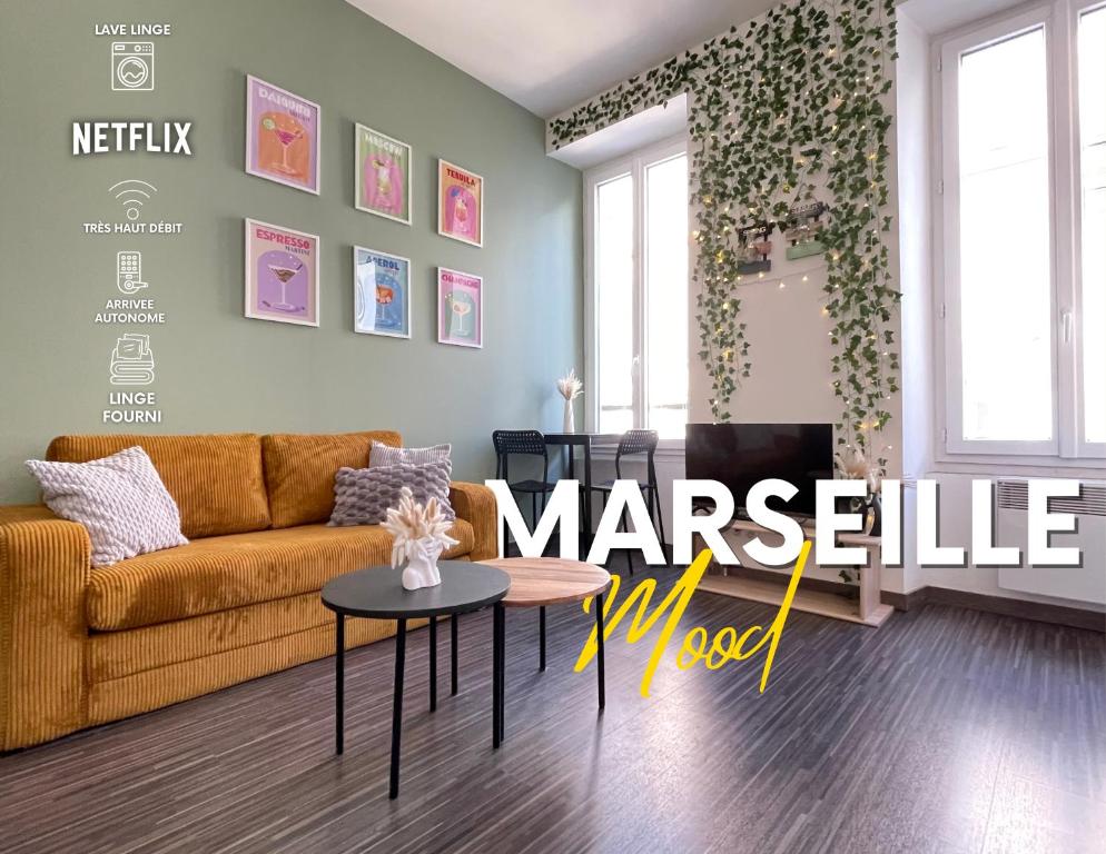 マルセイユにあるAppartement Cosy Centre ville Marseille wifiのソファとテーブルのあるリビングルーム